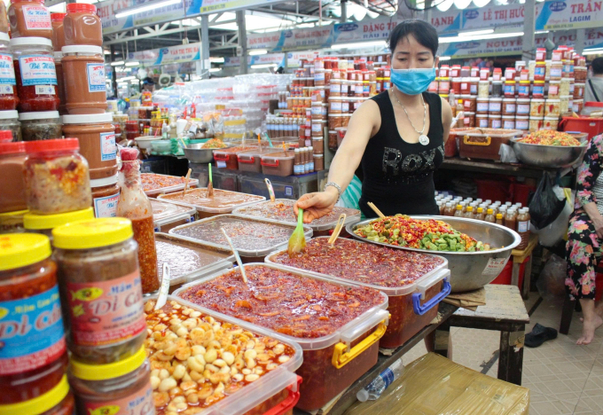 Chợ Cồn bày bán nhiều loại đặc sản Đà Nẵng. Ảnh: Huỳnh Nhi