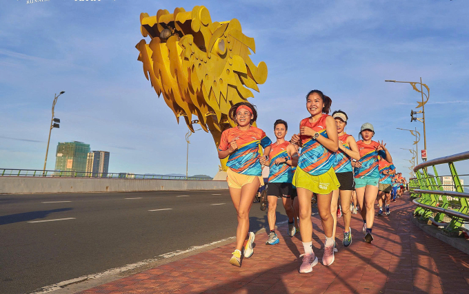 CLB Đà Nẵng Runners luyện tập ở khu vực cầu Rồng. Ảnh: Đà Nẵng Runners