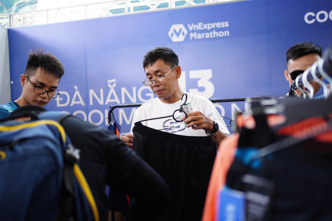 Trang phục, phụ kiện cũng có sẵn tại expo. Ảnh: VM
