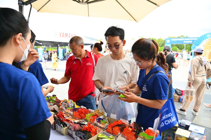 Runner mua gel, muối ngay tại expo. Ảnh: VM