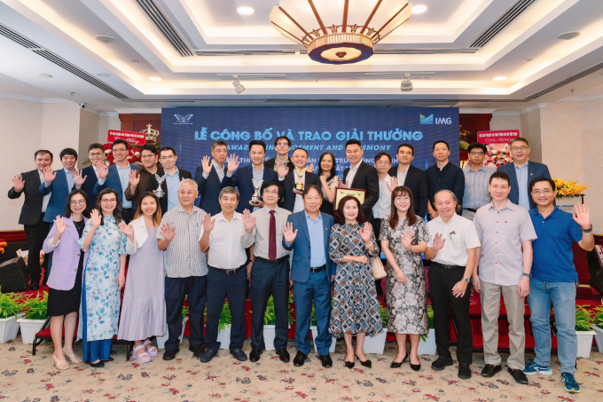 Hội đồng thi tuyển và ban tổ chức chụp ảnh lưu niệm cùng các đơn vị đoạt giải. Ảnh: IMG
