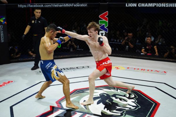 Giáo viên tiếng Anh thắng KO đầu tiên tại giải MMA Việt Nam