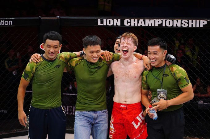 Harry Smith hét lớn ăn mừng cùng các đồng đội tại CLB Vietnam Top Team. Ảnh: LC