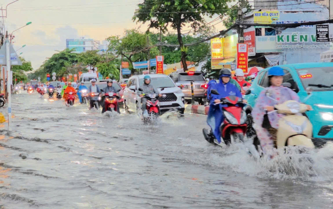 Bảy km quốc lộ 91 qua trung tâm Cần Thơ xuống cấp, thường xuyên ngập úng khi triều cường, mưa lớn. Ảnh: An Bình