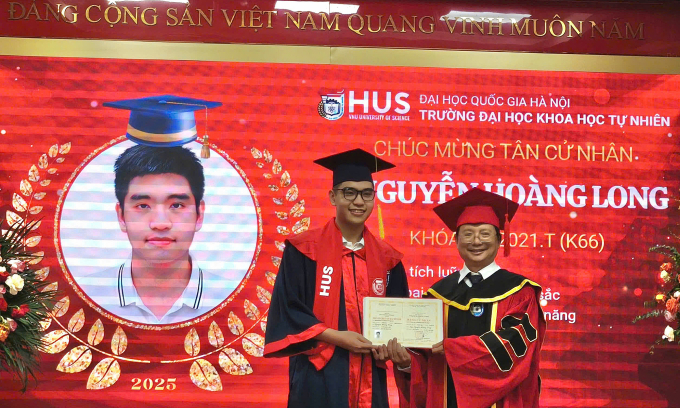Hoàng Long nhận bằng tốt nghiệp GS.TS Vũ Hoàng Linh, Chủ tịch Hội đồng trường, chiều 13/7. Ảnh: HUS