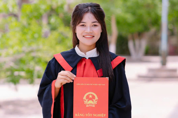 Nữ sinh chụp ảnh kỷ yếu tại ngôi trường của mình. Ảnh: Ngọc Oanh