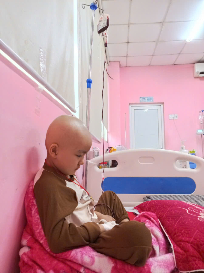 Bé Tường Vi điều trị tại bệnh viện Trung ương Huế, đầu năm 2025. Ảnh gia đình cung cấp