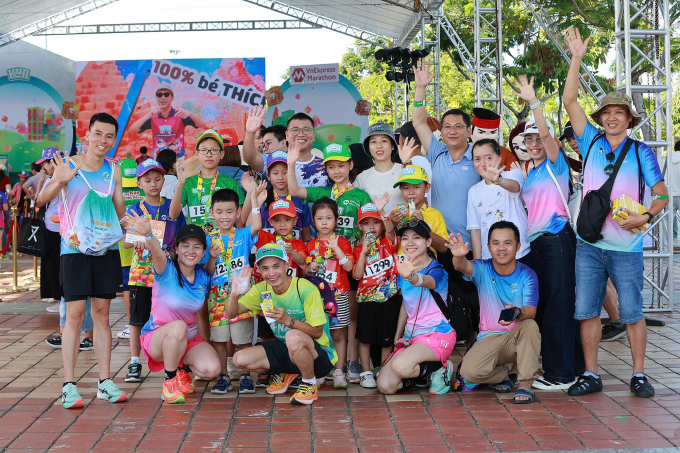 CLB Đắk Mil Runners vượt khoảng 600 km đến Cung thể thao Tiên Sơn, đồng hành cùng con, em trong giải chạy. Ảnh: Đức Đồng