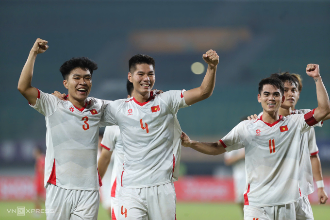 Nguyễn Hiểu Minh (4) mừng cú đúp bàn thắng trong trận thắng Lào 3-0 ở vòng bảng. Ảnh: Anh Khoa