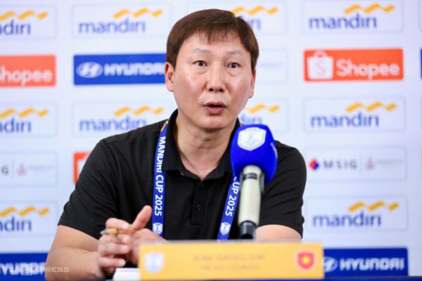 HLV Kim Sang-sik: Thận trọng sau chiến thắng U23 Đông Nam Á