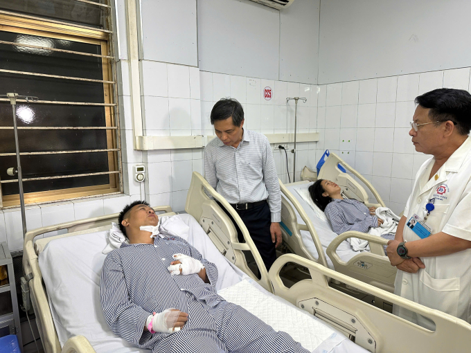 Ông Vũ Văn Diện, Phó chủ tịch thường trực UBND tỉnh Quảng Ninh thăm hỏi anh Hải và chị Linh. Ảnh: Lê Tân