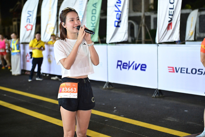Nữ ca sĩ giao lưu với runner tại vạch xuất phát 21km. Ảnh: VM