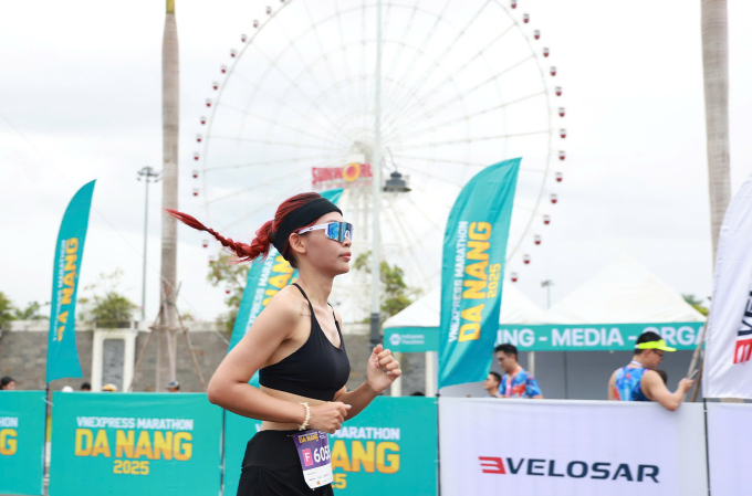 Nữ runner tham dự VnExpress Marathon Đà Nẵng 2025. Ảnh: Đức Đồng