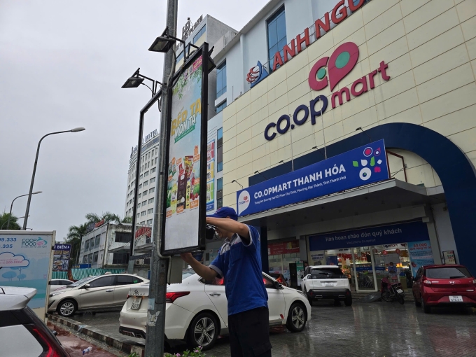 Nhân viên Co.opmart gia cố siêu thị trước giờ bão đổ bộ. Ảnh: Saigon Co.op