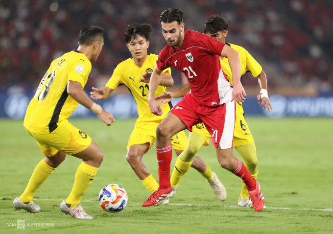 Tiền đạo Indonesia Jens Raven (áo đỏ) đang dẫn đầu danh sách ghi bàn U23 Đông Nam Á 2025, với 6 pha lập công. Ảnh: Hai Tư