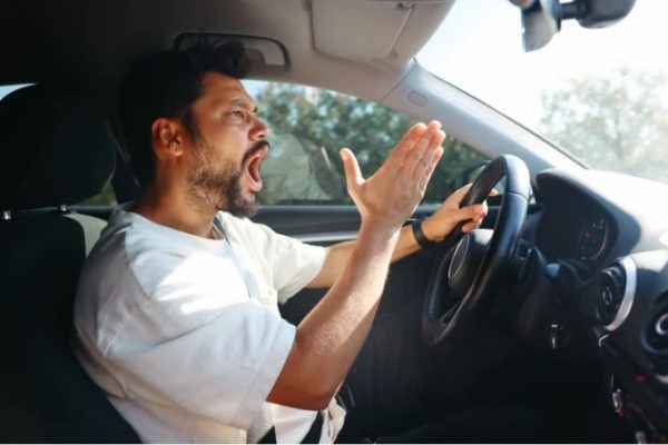 Những thói quen lái xe dễ gây khó chịu cho người khác