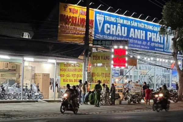 Cướp tiệm vàng bằng súng: Tin tức nóng hổi!