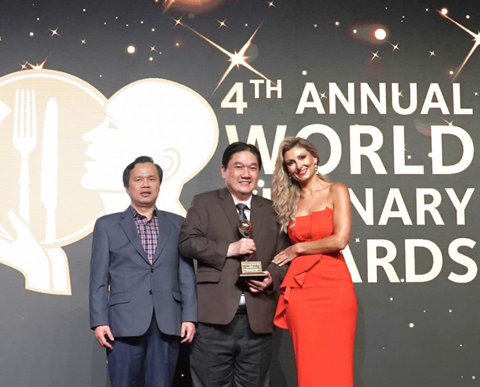 Ông Trương Đức Hùng (giữa) - Tổng giám đốc Saigontourist Group nhận giải tại World Culinary Awards. Ảnh: Saigontourist Group