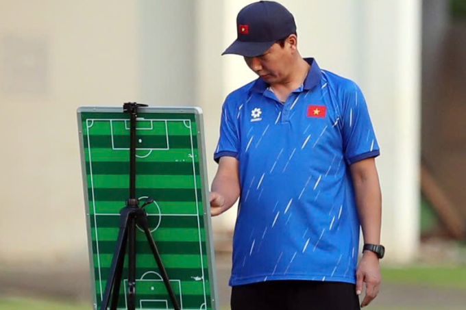 HLV Kim Sang-sik nghiên cứu sơ đồ, lối chơi để tìm ra những cầu thủ phù hợp nhất cho trận bán kết U23 châu Á với Philippines. Ảnh: Anh Khoa