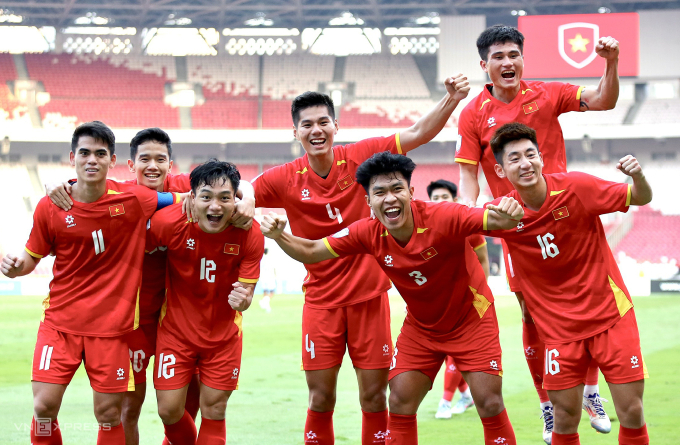 Cầu thủ Việt Nam mừng bàn thắng ấn định tỷ số 2-1 trong bán kết với Philippines chiều 25/7. Ảnh: Anh Khoa