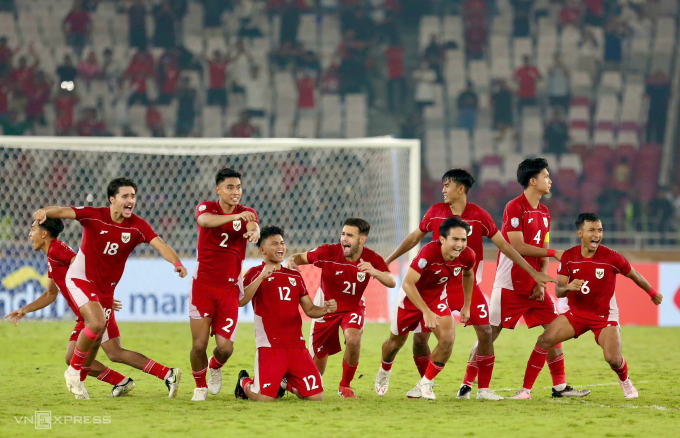 Cầu thủ Indonesia ăn mừng sau khi thắng Thái Lan 7-6 ở loạt luân lưu bán kết U23 Đông Nam Á 2025, trên sân Gelora Bung Karno, Indonesia ngày 25/7/2025. Ảnh: Hai Tư