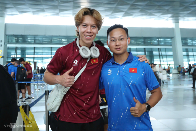Bác sĩ An chụp ảnh cùng tiền vệ Viktor Lê ở sân bay Jakarta, Indonesia trưa 30/7, trước khi lên đường về Việt Nam. Ảnh: Anh Khoa