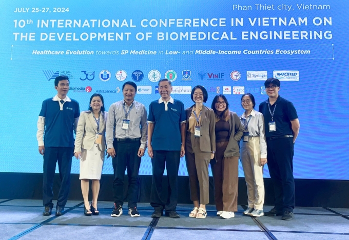 Duy Khang đứng ở ngoài cùng, bên phải, cùng nhóm nghiên cứu tham gia và báo cáo tại Hội nghị khoa học quốc tế về phát triển Kỹ thuật Y sinh lần thứ 10, tháng 7/2024. Ảnh: NVCC