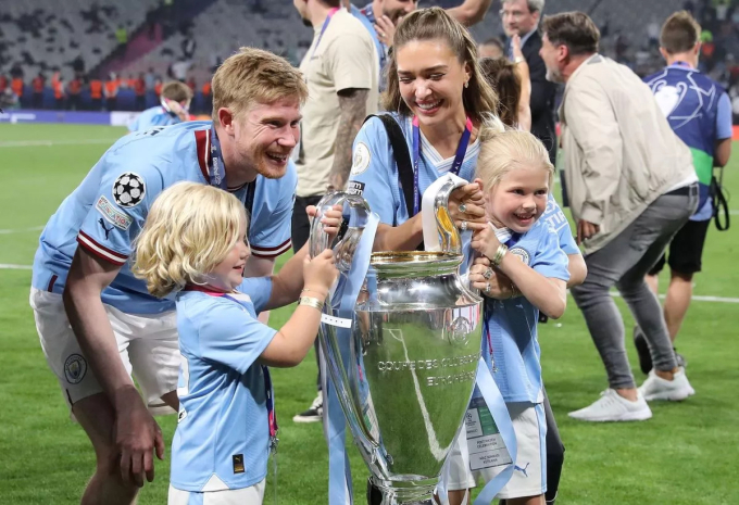 De Bruyne cùng vợ còn ăn mừng khi Man City vô địch Champions League mùa 2022-2023.