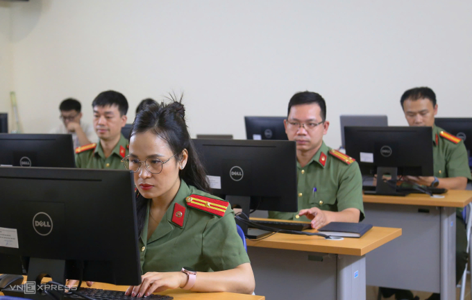 Nữ cảnh sát lập trình, khi bàn phím cũng là mặt trận - 1