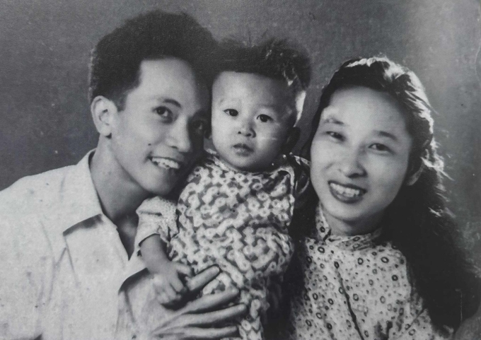 Nhạc sĩ Xuân Oanh với vợ (bà Xuân Uyên) và con trai đầu lòng Đỗ Lê Châu năm 1957. Ảnh: Sách Đỗ Xuân Oanh - Cánh chim Oanh của mùa Xuân cách mạng