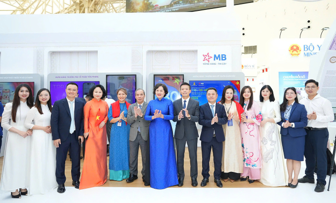 Gian hàng MB đón Thống đốc Ngân hàng Nhà nước cùng đoàn lãnh đạo ghé thăm. Ảnh: MB