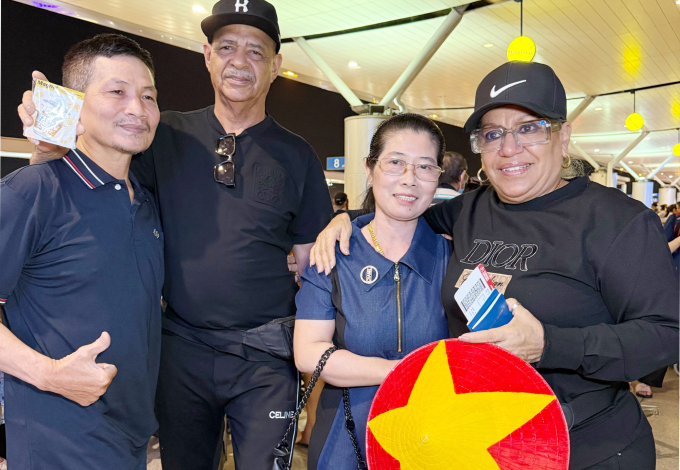 Bố mẹ đẻ tiễn bố mẹ chồng của Yến Nhi khi về nước, mang theo những món quà Việt Nam. Ảnh: Gia đình cung cấp