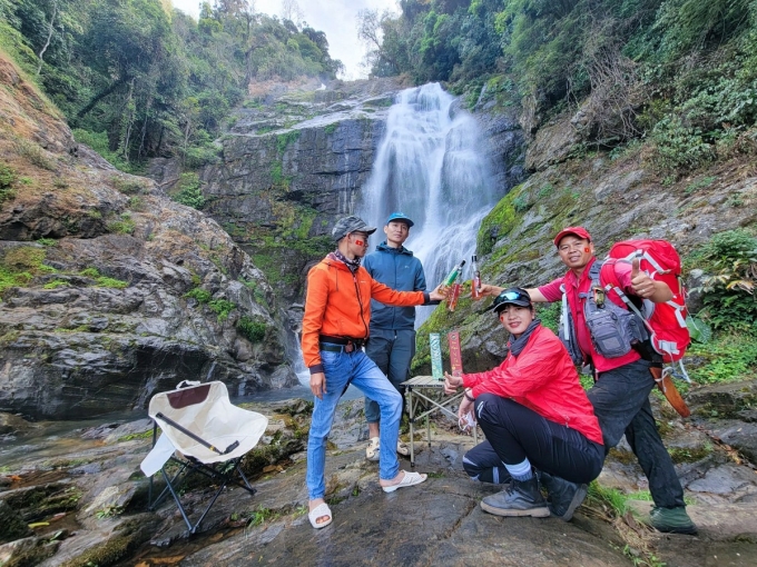 Anh Phương Phạm cùng nhóm bạn ăn mừng sau khi chinh phục thành công thác Siu Puông. Ảnh: Phương Phạm