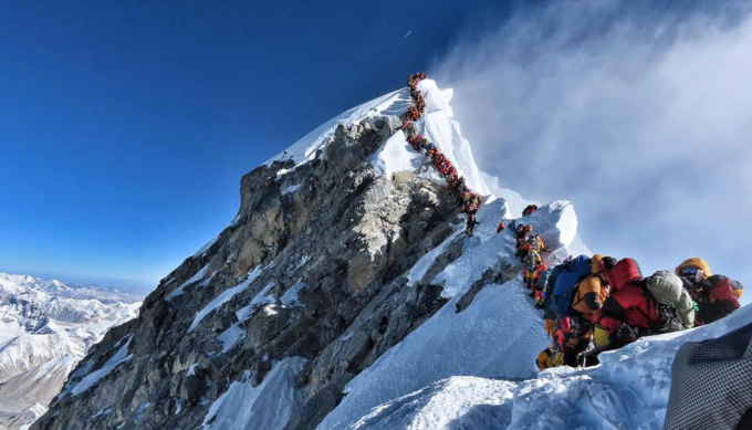 Dòng người leo núi xếp hàng chờ lên đỉnh Everest. Ảnh: AFP