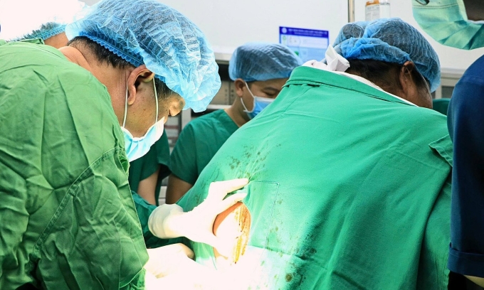 Các bác sĩ thực hiện gây tê vùng nhưng kim gây tê hiện có gần như không đủ chiều dài. Ảnh: Bệnh viện cung cấp