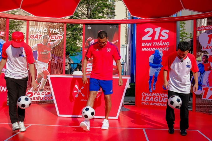 Danh thủ Gilberto Silva tại sự kiện ở TP HCM ngày 2/8. Ảnh:Omo Vietnam