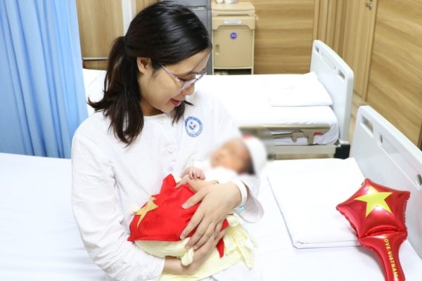Em bé chào đời từ phôi đông lạnh 10 năm: Tin vui hiếm có