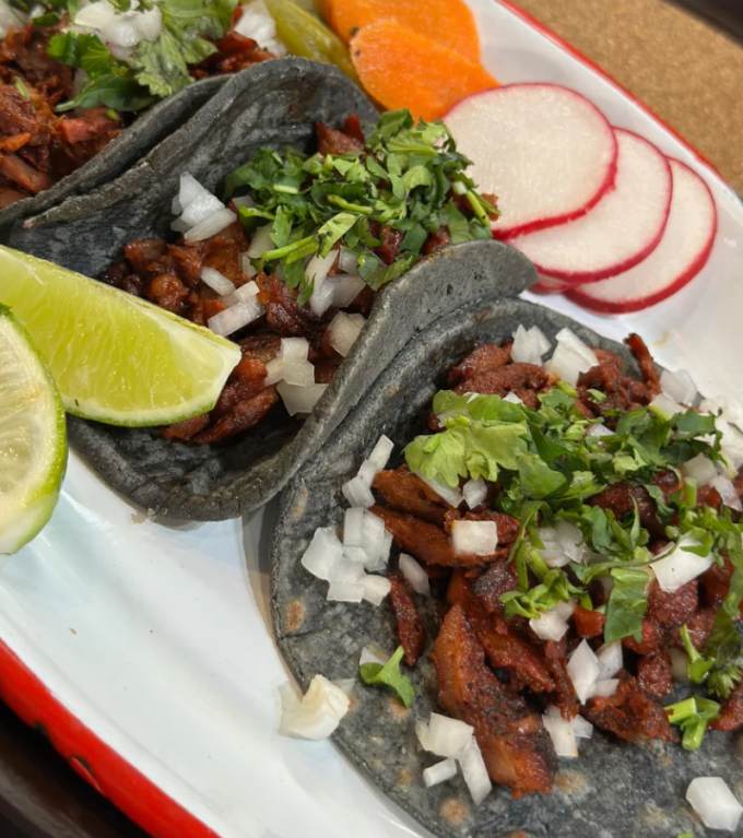 Món tacos trong cửa hàng của Morales. Ảnh: CNN