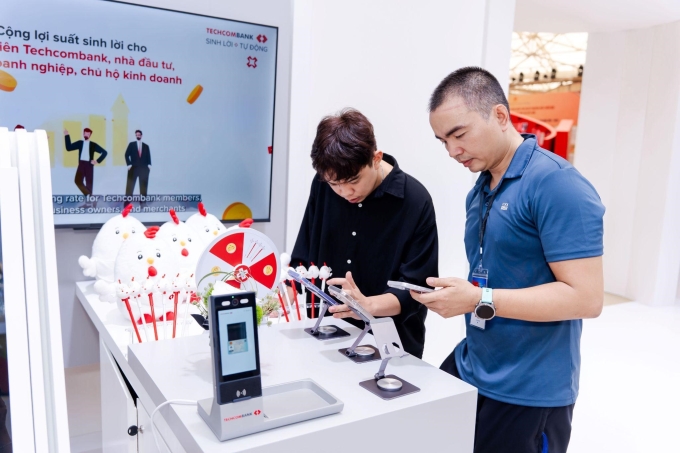 Khách tham quan trải nghiệm các sản phẩm tại gian hàng của Techcombank. Ảnh: Techcombank