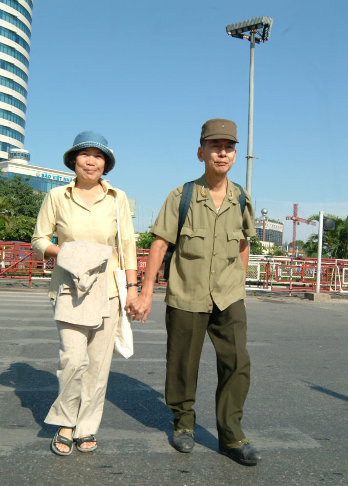 Giáo sư Ngọc dắt vợ, phó giáo sư Mỹ Dung qua đường, trong chuyến tham dự hội thảo tại Đại học Bách khoa, Hà Nội năm 2005. Ảnh: Nhân vật cung cấp