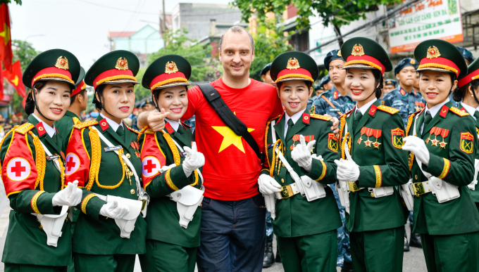 Jean Paul cùng khối nữ diễu binh tại kỷ niệm 70 năm chiến thắng Điện Biên Phủ. Ảnh: Nhân vật cung cấp