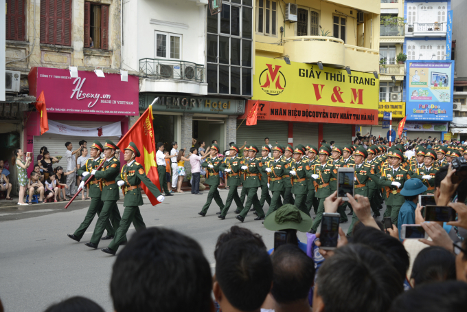 Đoàn diễu binh qua phố Nguyễn Thái Học, Hà Nội trong kỷ niệm 70 năm Quốc Khánh 2015. Ảnh: Jean Paul