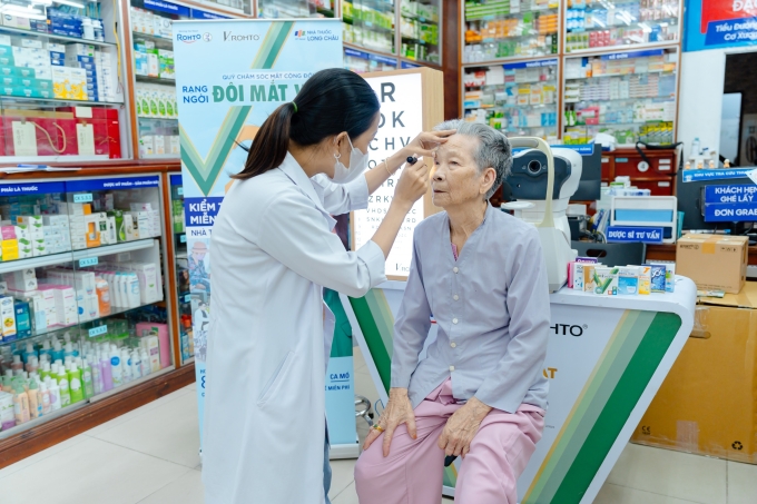 Người dân được kiểm tra nguy cơ, bệnh lý về mắt tại điểm tầm soát nhà thuốc Long Châu. Ảnh: LC