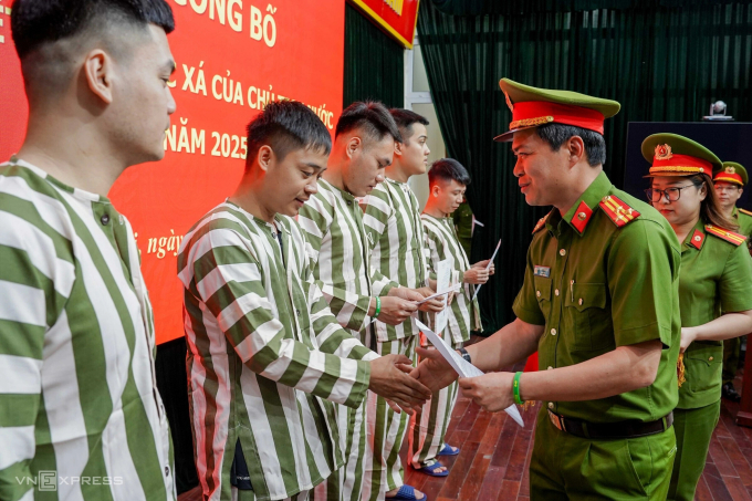 Trại giam số 1 Công an Hà Nội trao quyết định đặc xá cho phạm nhân đợt 30/4/2025. Ảnh: Hoàng Giang