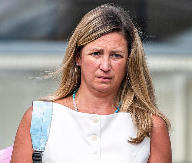Samantha Williamson rời tòa sau khi thoát án tù. Ảnh: BNPS