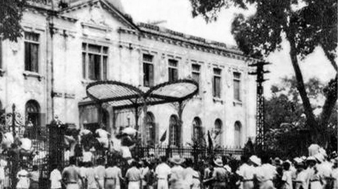 Ngày 19/8/1945, tổng khởi nghĩa ở Hà Nội, các lực lượng quần chúng cách mạng đánh chiếm Bắc Bộ phủ, ảnh đăng trên đặc san báo Cứu Quốc ngày 19/8/1946. Ảnh: TTXVN