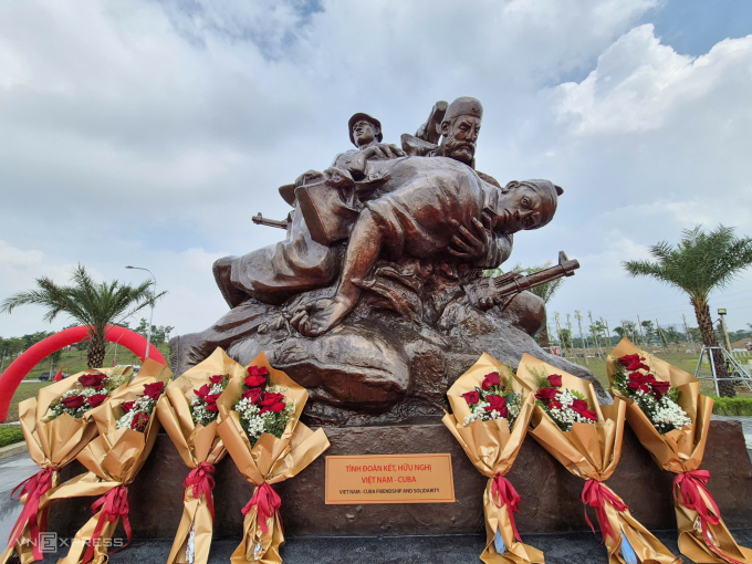 Cụm tượng về tình đoàn kết, hữu nghị Việt Nam - Cuba. Ảnh: Hoàng Phong