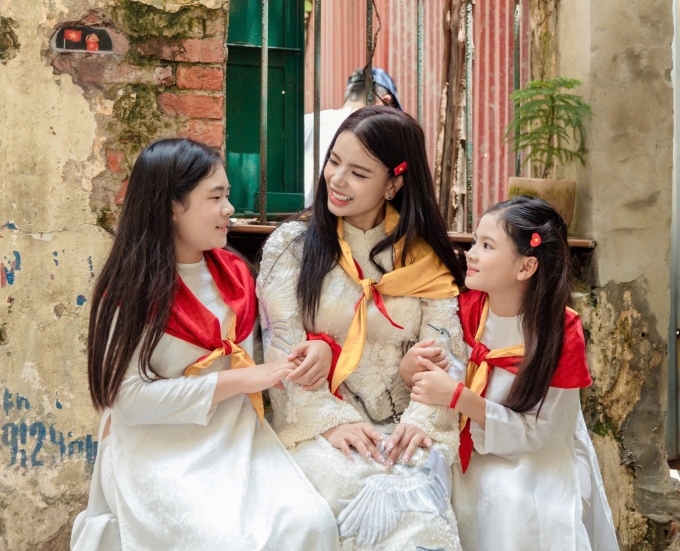 Thay vì khoe ảnh đi du lịch như những năm trước, trên trang cá nhân bạn bè của Nam đều đăng ảnh đi xem diễu binh, hoặc checkin với chủ đề mừng Quốc khánh. Ảnh: NVCC
