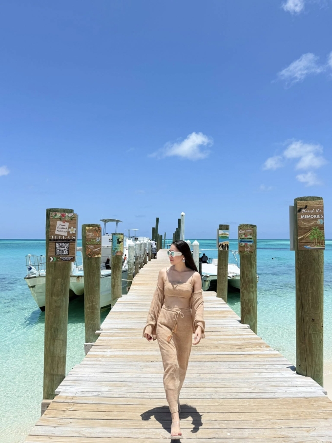 Vũ Quỳnh Hoa trong chuyến du lịch Bahamas tháng 6 năm nay. Cũng trong tháng 6, Hoa đặt chân đến Mỹ kỷ niệm 5 năm ngày cưới cùng chồng. Ảnh: NVCC
