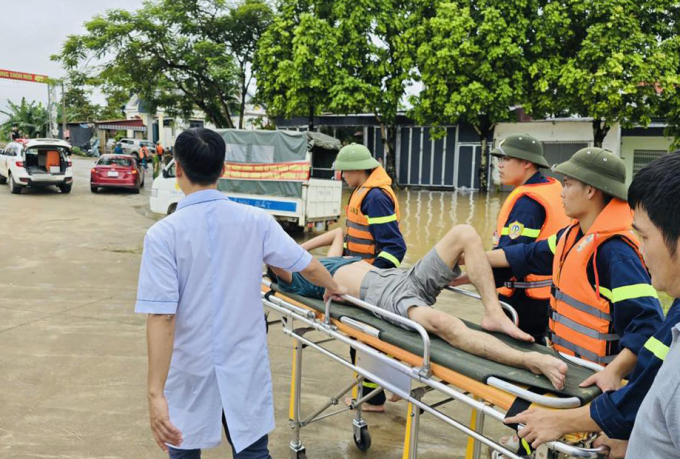 Nạn nhân được đưa đi cấp cứu. Ảnh: Cao Hường